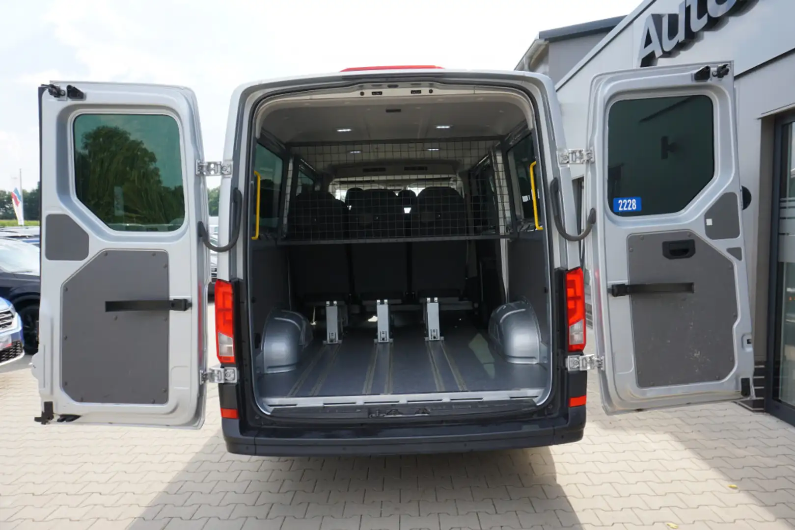 Volkswagen Crafter 35 L3H2 FWD 9 Sitzer+RAMPE+NAVI+PDC+APP - Photo 25